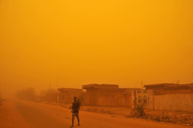苏丹遭沙尘暴袭击 整个天空灰蒙蒙的能见度严重下降