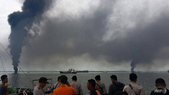 印尼海域原油大火 此次印度原油泄漏燃起大火造成至少2人死亡
