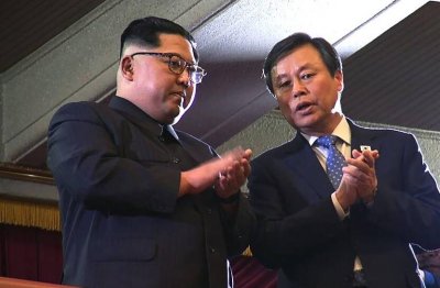 金正恩观看韩国艺术团演出 随后与表演明星拍照留念