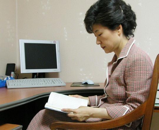 朴槿惠宣判前狱中安静看漫画 可能被判入狱30年