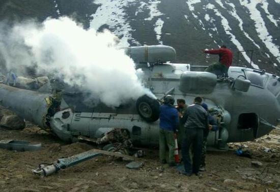 印直升机坠毁起火 印度直升机坠毁无人员死亡飞机坠毁原因不明