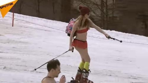 1800人泳装滑雪 俄罗斯千余人参与泳衣滑雪打破迪尼斯世界纪录