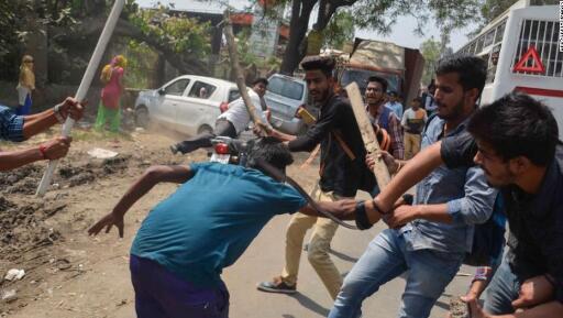 印度多邦爆发大规模暴力骚乱 与警察冲突导致多人死亡