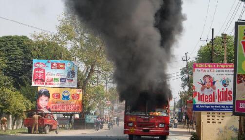 印度多邦爆发大规模暴力骚乱 与警察冲突导致多人死亡