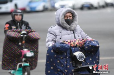 全国大部降温持续 部分地区有暴雨 民众需及时添衣保暖