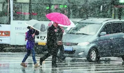 全国大部降温持续 部分地区有暴雨 民众需及时添衣保暖