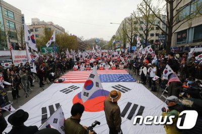 朴槿惠铁粉法院外高呼＂营救总统！＂ 高举美国和韩国国旗