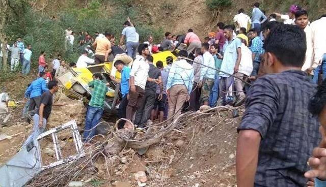 印度校车坠入深峡谷致30人死亡 死者中大部分都是孩子