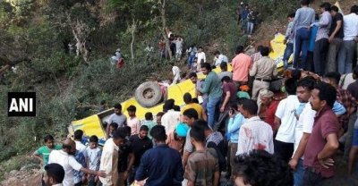 印度校车坠入深峡谷致30人死亡 死者中大部分都是孩子