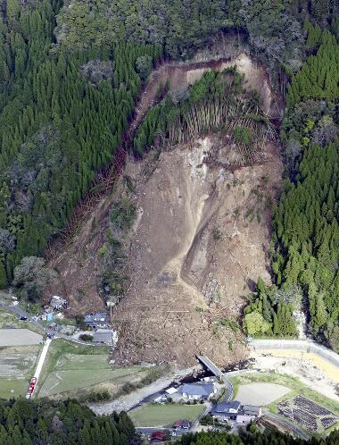 日本大分县大规模山体滑坡 有住宅被掩埋5人下落不明