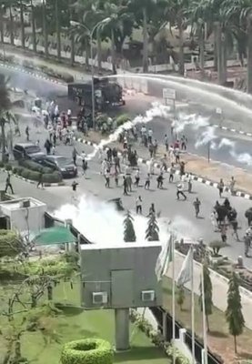 尼日利亚首都市中心爆发骚乱 警察控制尚不清楚伤亡情况
