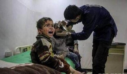 看哭了！叙利亚儿童含泪追问 几年来饱受战火折磨