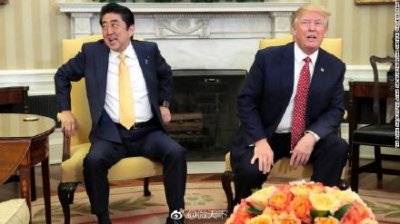 安倍再赴美与特朗普打球 上次打球摔倒在地非常尴尬