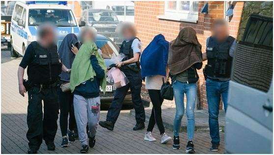 德国打击人贩团伙 上千名警察展开行动逮捕百余名嫌犯