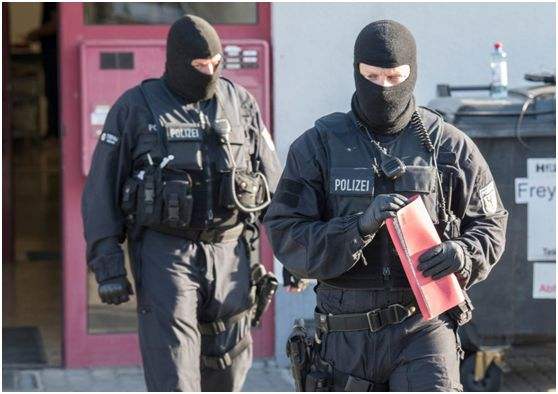 德国打击人贩团伙 上千名警察展开行动逮捕百余名嫌犯