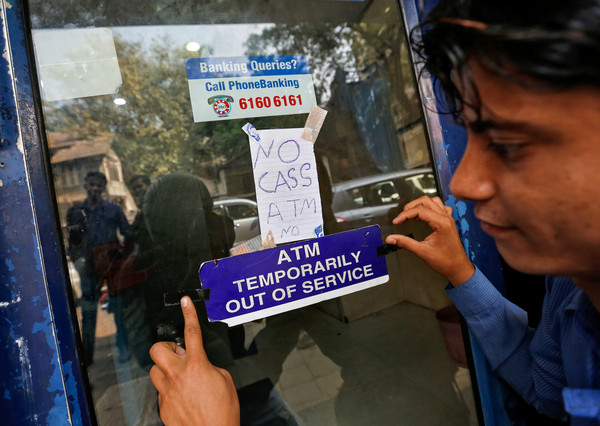 印度＂现金荒＂持续多日 多地ATM机取不到钱民众生活受影响