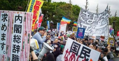 日国会议员遭辱骂 警察到场男子不依不饶大声辱骂