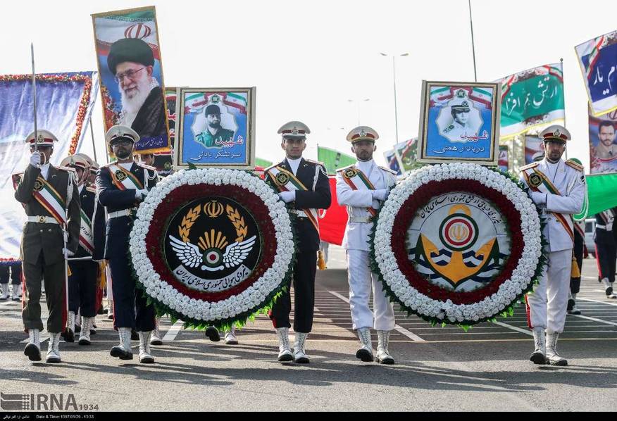 伊朗建军节阅兵 总统谴责美国并表示会继续发展武器