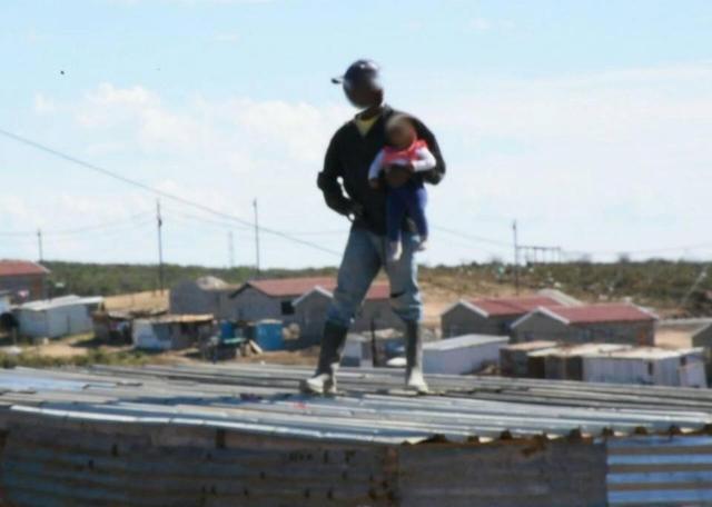 南非发生抗议活动 男子爬到房顶把女儿扔下被逮捕起诉