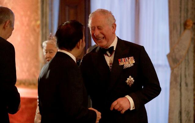 查尔斯王子被举荐任英联邦元首 参加晚宴满脸都是笑容