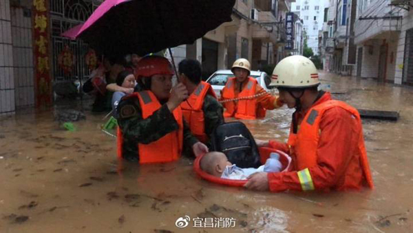 湖北宜昌暴雨致多地内涝 消费官兵出动救出上千人