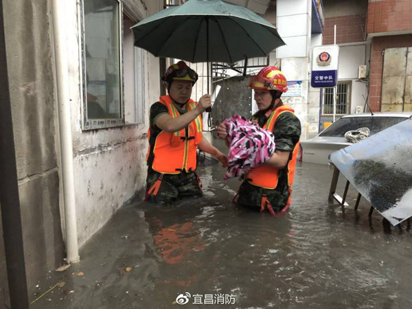 湖北宜昌暴雨致多地内涝 消费官兵出动救出上千人