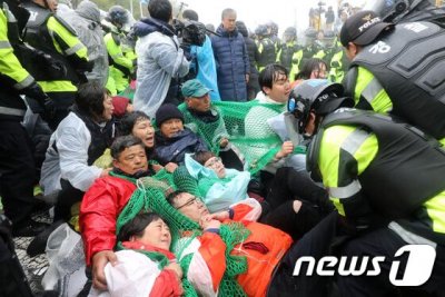 韩国警方强制疏散反萨德居民 多人受伤被送到医院治疗