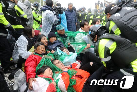 韩国警方强制疏散反萨德居民 多人受伤被送到医院治疗