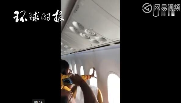 印度一客机起飞后窗框掉落 机上乘客被吓了一大跳