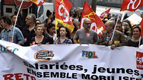 法国铁路大罢工 法国铁路大罢工目前以造成法国铁路大面积瘫痪