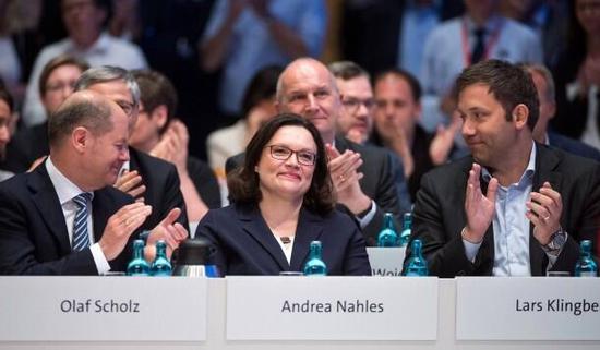 德国百年老党选出首位女党魁 或能接任默克尔成为总理