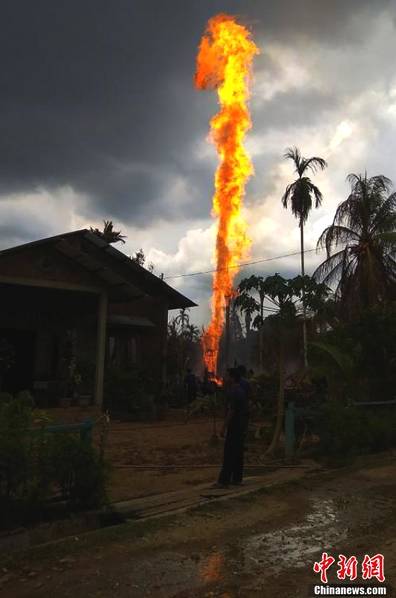 印尼油井发生火灾 已有十多人没能及时逃生遇难身亡
