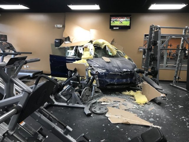 特斯拉撞入健身房 这可真是现实版致命女司机错把刹车当油门