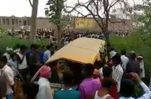 印度校车火车相撞 此次印度校火车相撞事件造成了13名儿童死亡