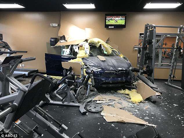 特拉斯破墙撞入健身房 万幸没有导致人员死亡