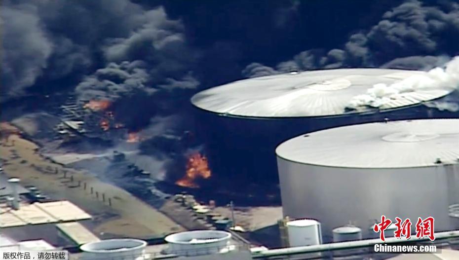 美国炼油厂爆炸 浓烟滚滚直接淹没了半边蓝天并造成多人受伤