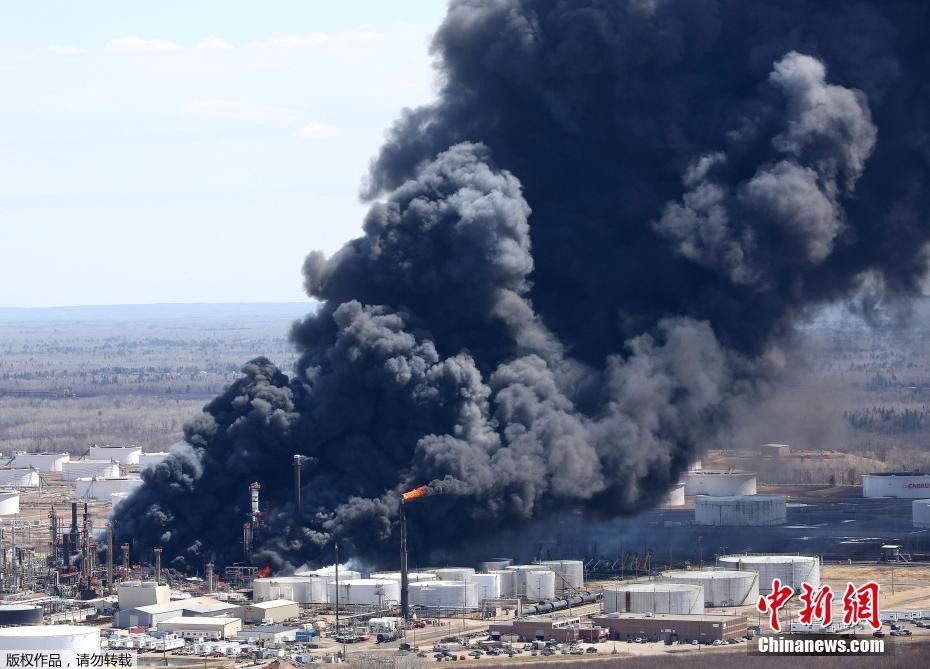 美国炼油厂爆炸 浓烟滚滚直接淹没了半边蓝天并造成多人受伤