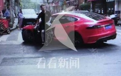特斯拉闹市撞多车 原来司机醉酒驾车连撞多车还准备企图逃逸