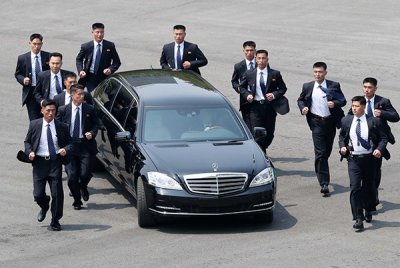 金正恩结束上午会谈返朝用餐 保镖奔跑在车边进行保护