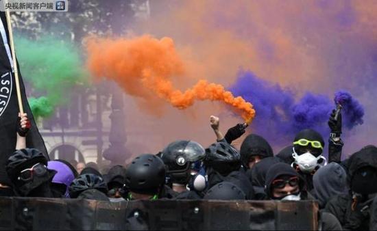法国巴黎2万人游行 法国各行业工会再次示威游行出现暴力场面