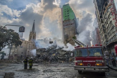 巴西大楼起火坍塌 大火吞噬20层楼导致大楼倒塌造成至少1人死亡