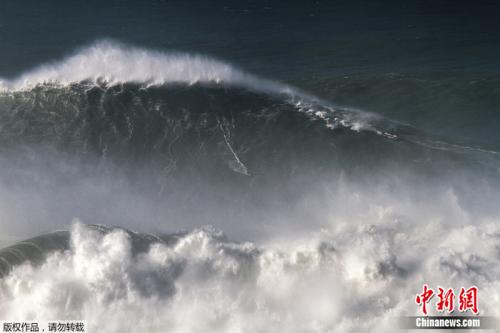 巴西高手征服巨浪 现今冲浪最高吉尼斯世界记录为24.38米