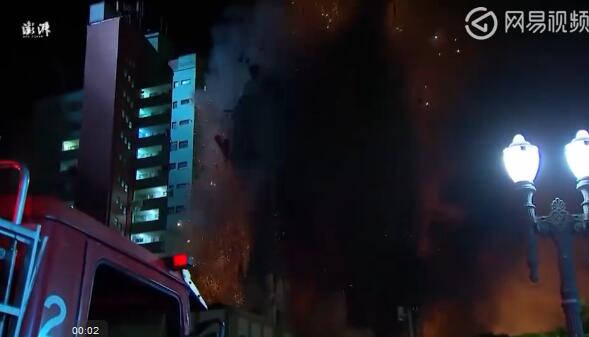 巴西一26层高楼火灾坍塌 疑似有几十人失去了下落