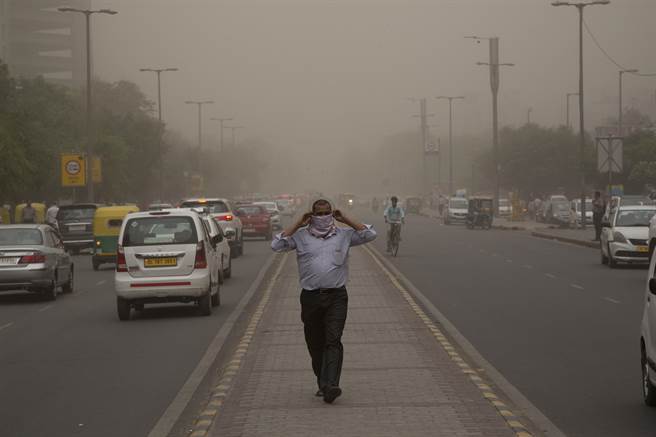 印度北部遭遇致命沙尘暴 造成百余人死亡还有多人受伤