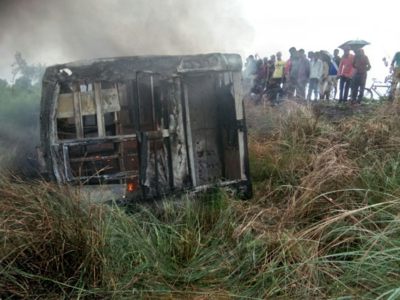 印度一辆大巴发生侧翻并起火 27人死亡事故非常惨烈