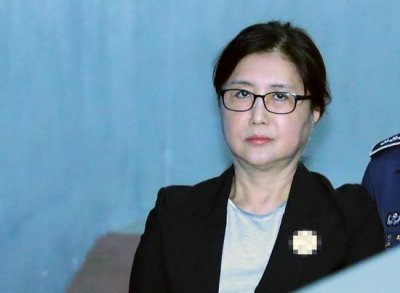 崔顺实化淡妆穿高跟鞋出庭 意外扭脚把执法人员吓了一跳
