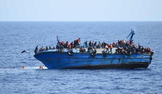 利比亚海军救起300多名偷渡者 试图横渡地中海进入欧洲