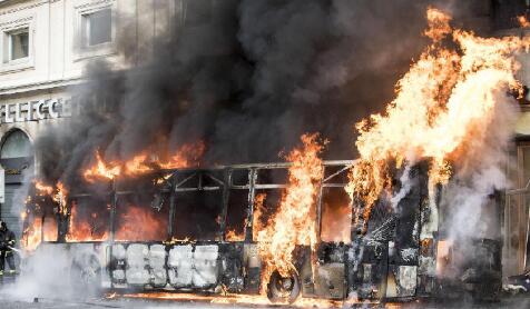 罗马巴士街头起火 大火被扑灭可惜车子被烧得面目全非