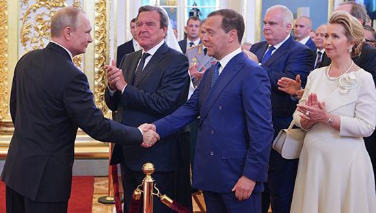 梅德韦杰夫被议会批准担任总理 将继续给普京当助手