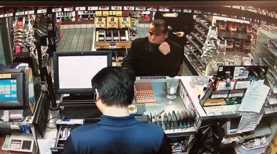 美警察误将便利店顾客当小偷 拿出手枪逼迫把糖果还回去